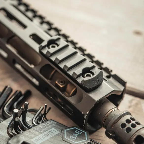 mag590-blk_magpul_m-lok_polymer_rail_5_slots_05_1.webp